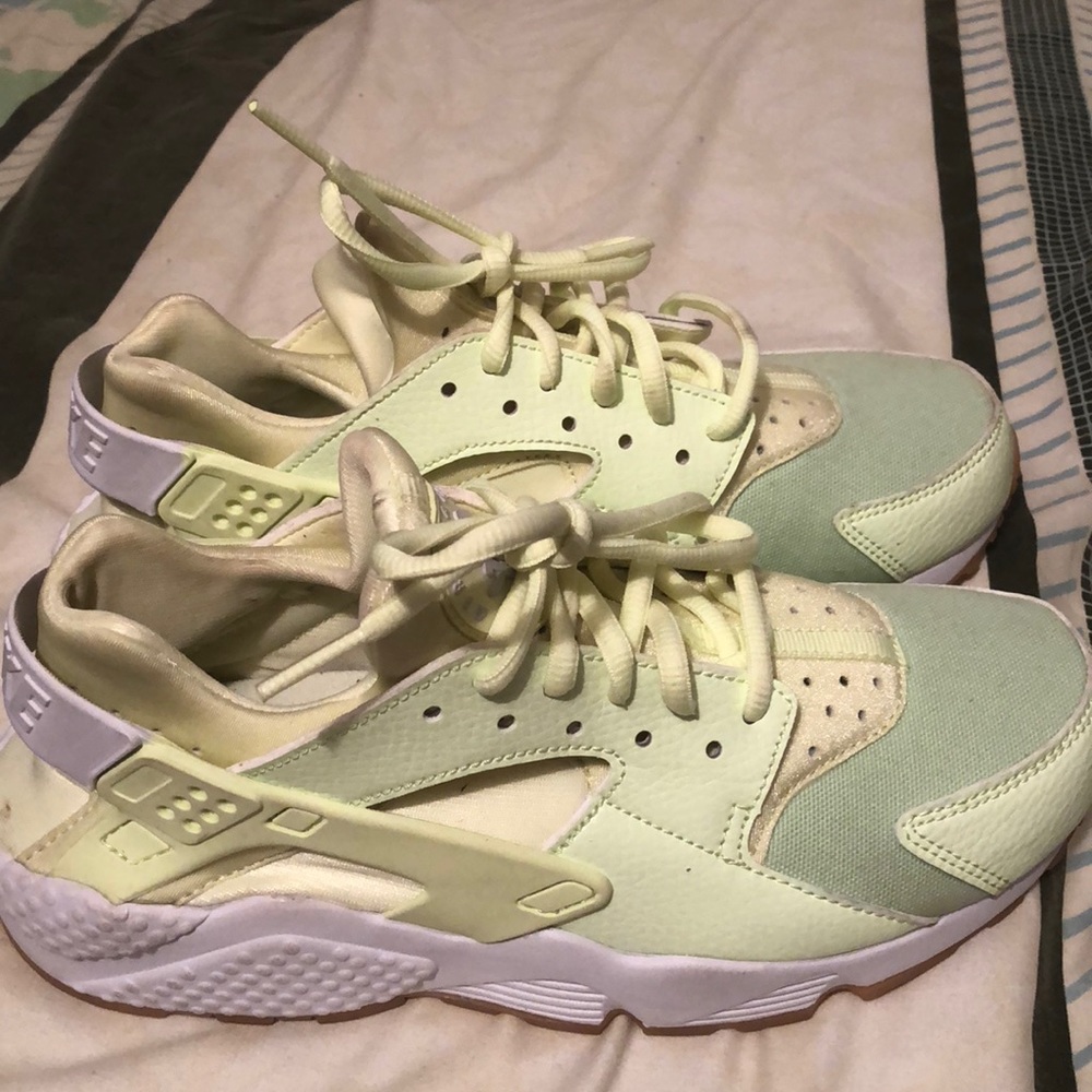 Nike Air Huaraches Barely
